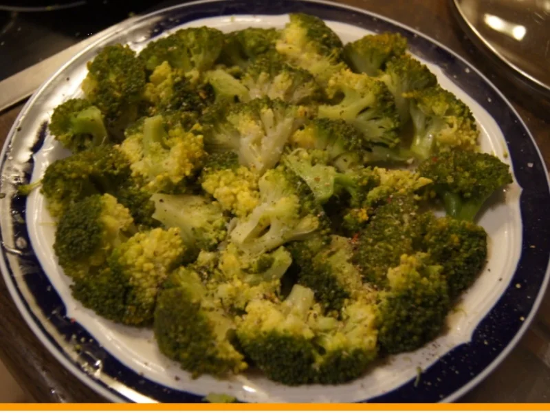 Spiegeleier auf gedämpften Brokkoli - Rezept - Bild Nr. 7