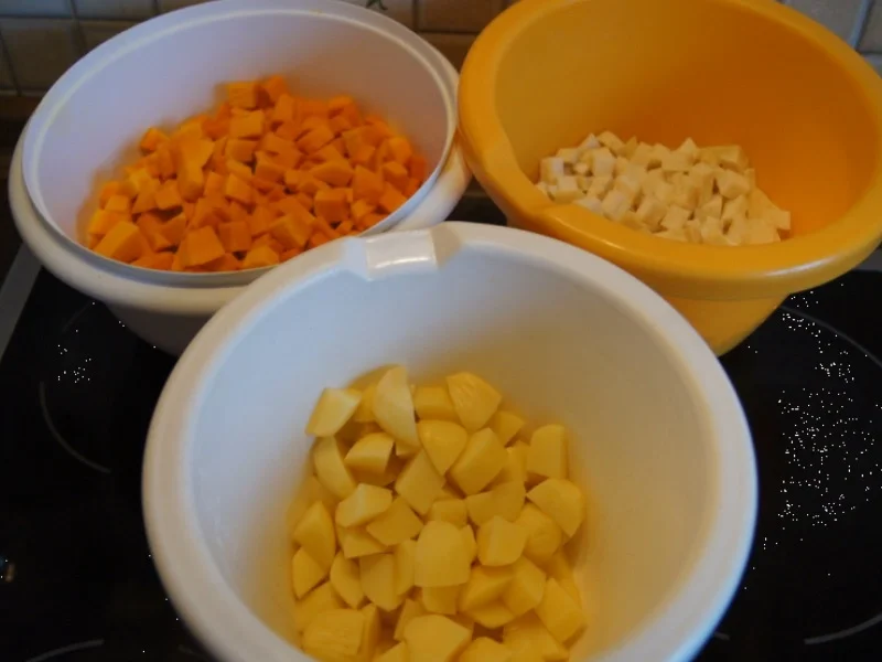 Kürbis-Kartoffel-Sellerie-Eintopf mit herzhafter Einlage - Rezept - Bild Nr. 6644