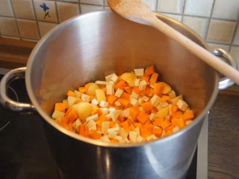 Kürbis-Kartoffel-Sellerie-Eintopf mit herzhafter Einlage - Rezept - Bild Nr. 6647