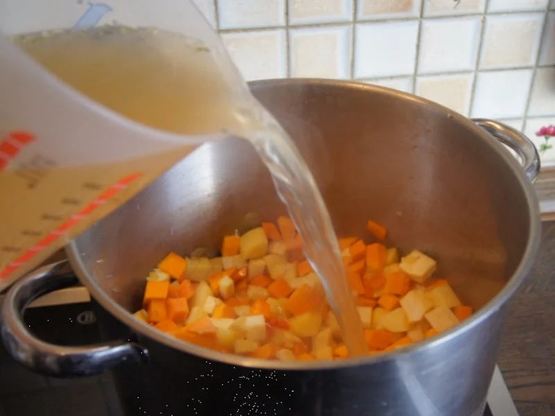 Kürbis-Kartoffel-Sellerie-Eintopf mit herzhafter Einlage - Rezept - Bild Nr. 6648