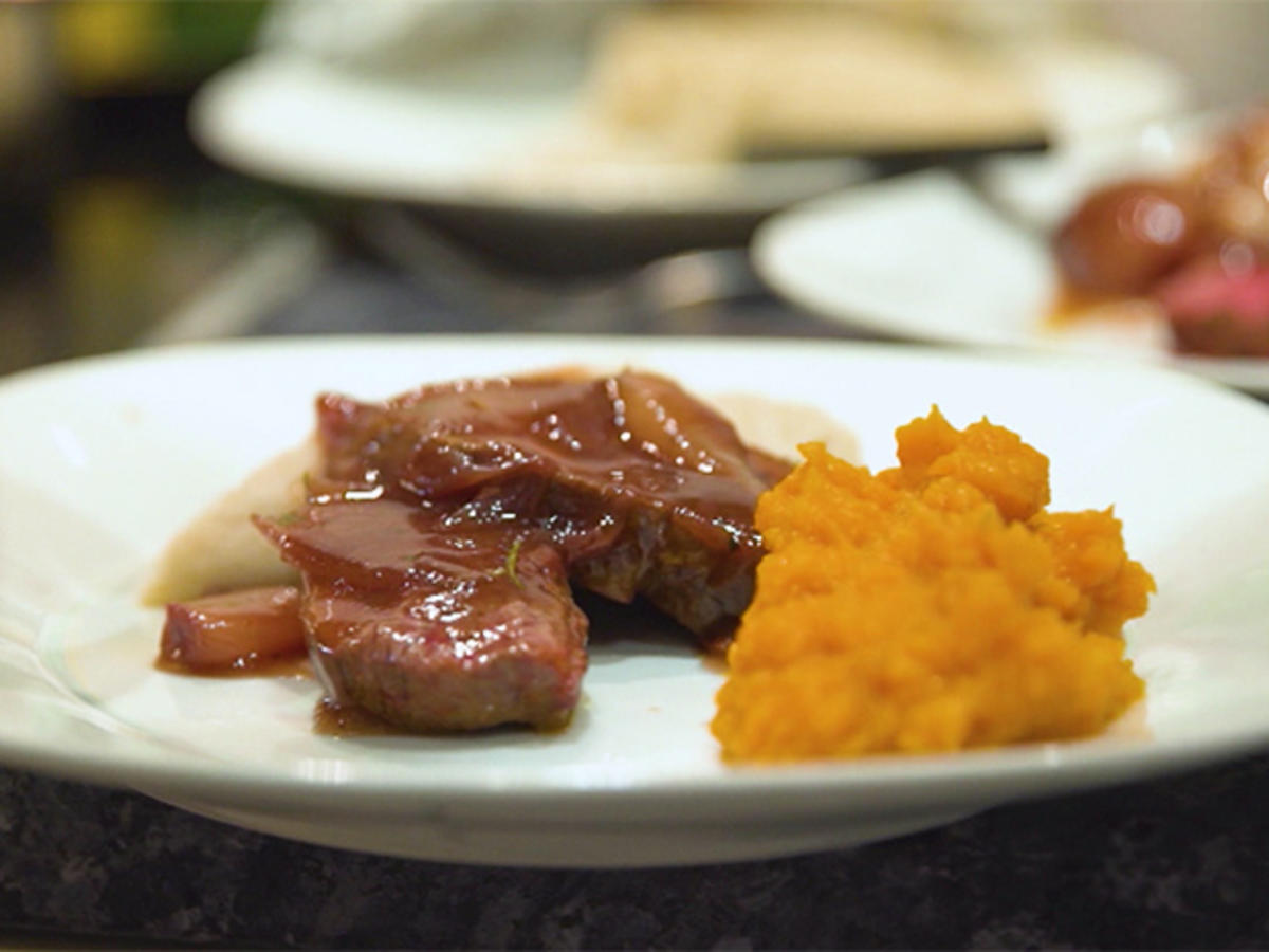 Straußenfilet mit Schalotten-Rotwein-Soße, Hirsebrei und Butternutpüree ...