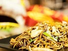 Chinesisch gebratene Nudeln mit Hühnchenfleisch, Ei und Gemüse - Rezept - Bild Nr. 6638
