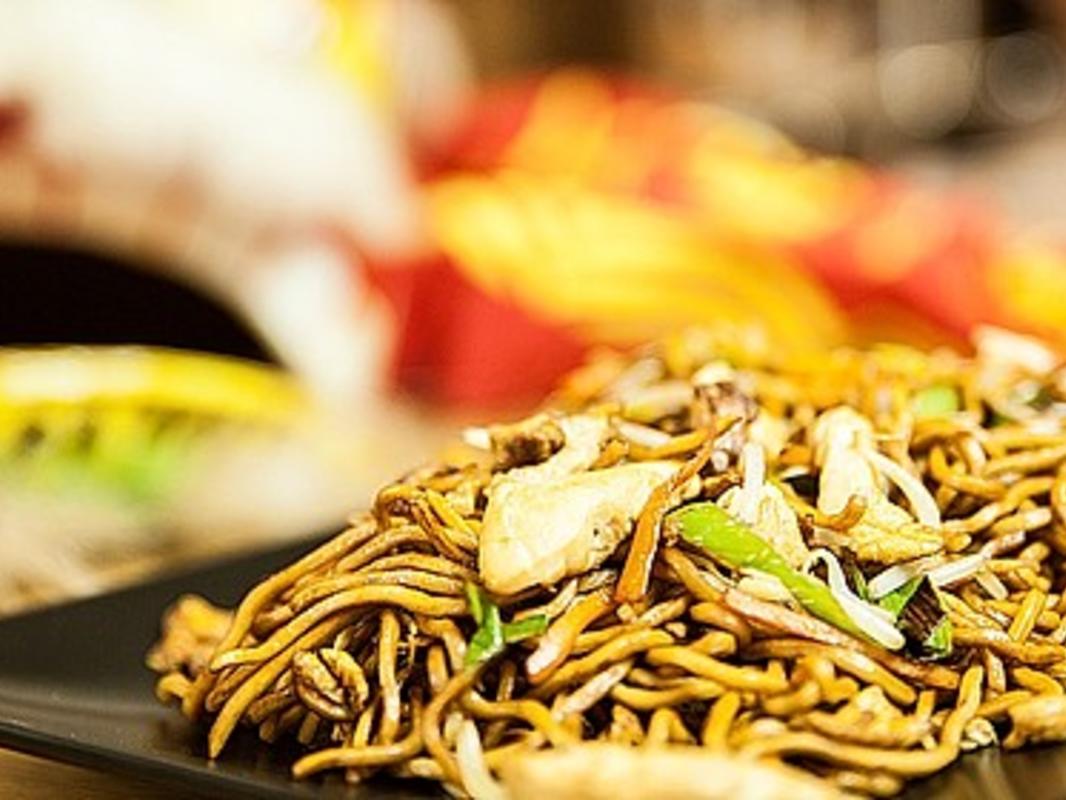 Chinesisch gebratene Nudeln mit Hühnchenfleisch, Ei und Gemüse ...