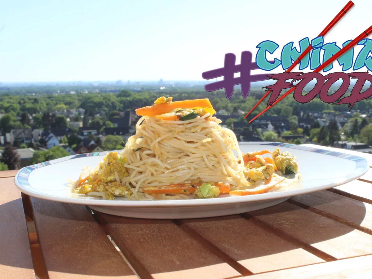 Rezept: Chinesisch gebratene Nudeln mit Hühnchenfleisch, Ei und Gemüse Bild Nr. 6639 Chinesisch gebratene Nudeln mit Hühnchenfleisch, Ei und Gemüse - Rezept - Bild Nr. 6639