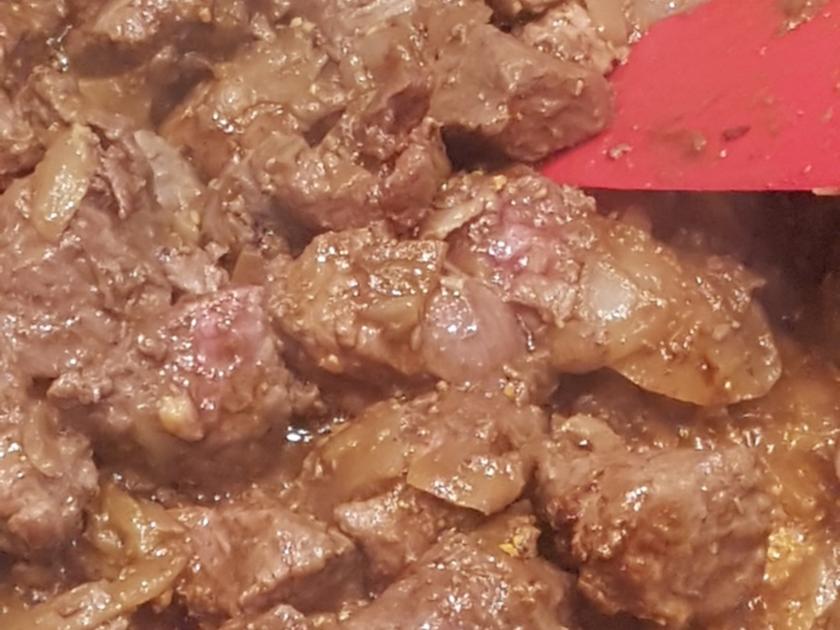 Rindergulasch mit versch Gemüse aus dem Garten und Kartoffeln - einfach ...