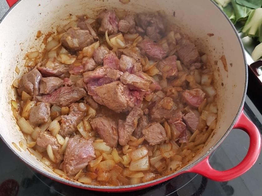 Rindergulasch mit versch Gemüse aus dem Garten und Kartoffeln - einfach ...