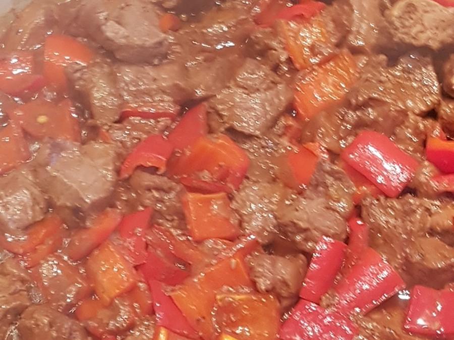 Rindergulasch mit versch Gemüse aus dem Garten und Kartoffeln - einfach ...