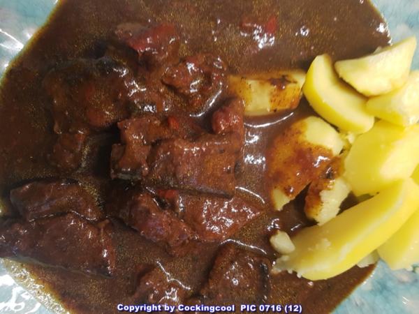 Rindergulasch mit versch Gemüse aus dem Garten und Kartoffeln - einfach ...
