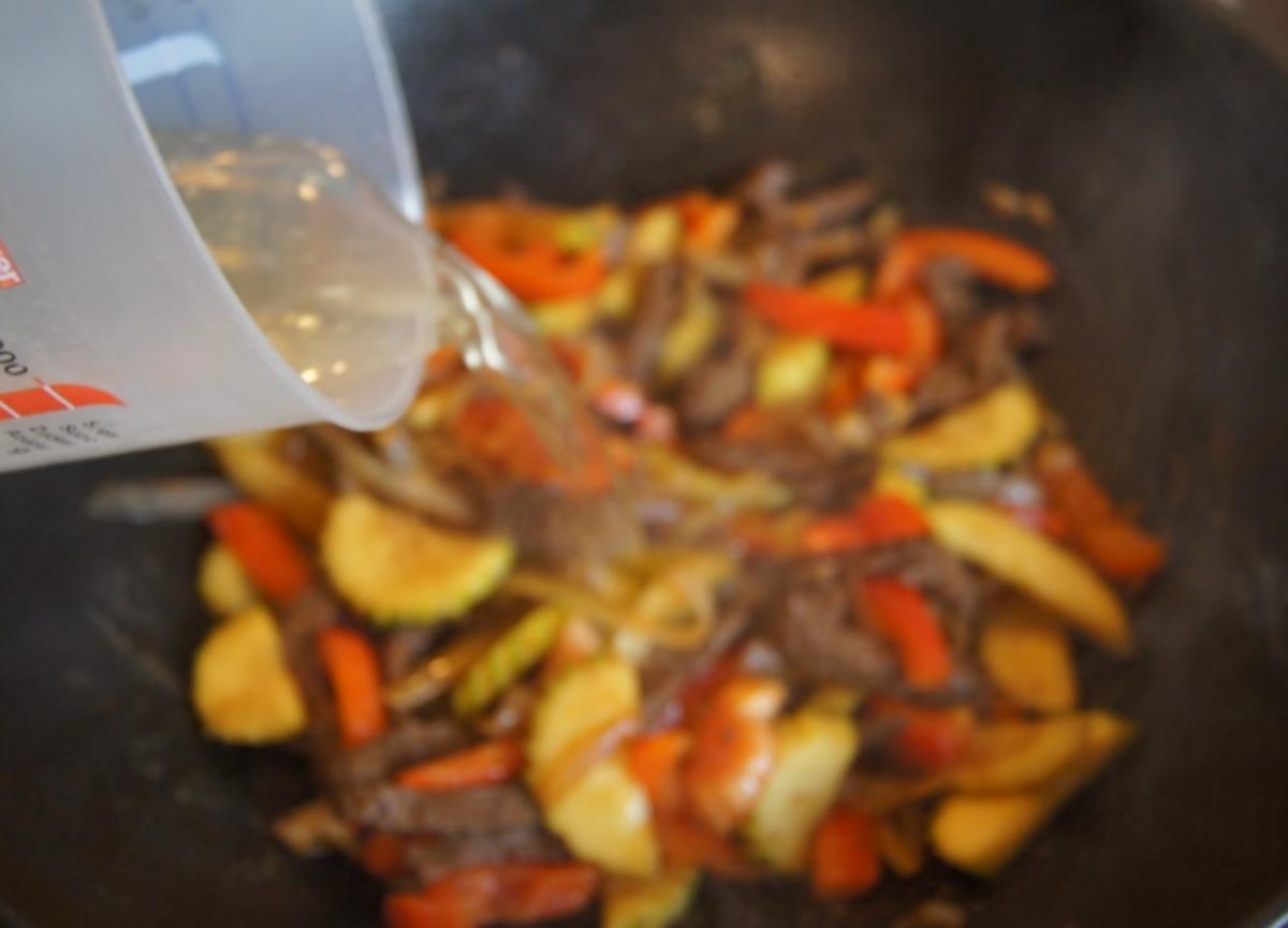 Rindfleisch mit Paprika, Zucchini, Zwiebeln und Basmati-Reis - Rezept - Bild Nr. 17