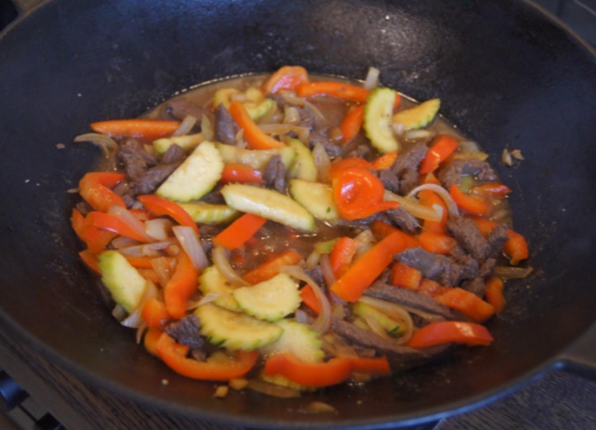 Rindfleisch mit Paprika, Zucchini, Zwiebeln und Basmati-Reis - Rezept - Bild Nr. 18