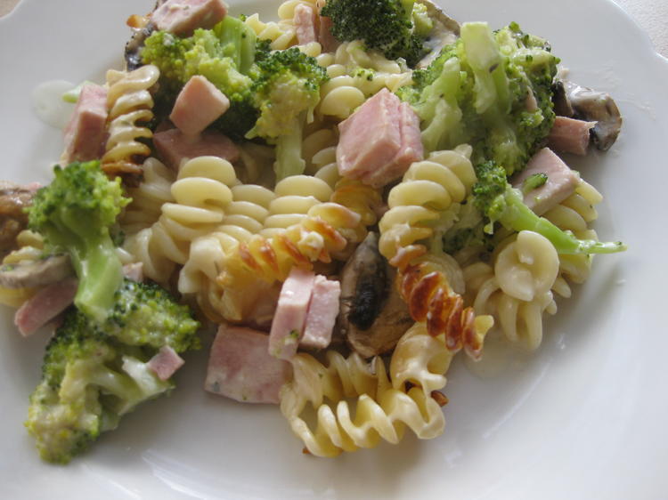 Nudelauflauf mit Broccoli, Champignons und Schinken - Rezept - kochbar.de