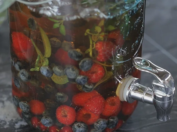 Rezept: Sommer-Drink mit beerigen Eiswürfeln Bild Nr. 2 Sommer-Drink mit beerigen Eiswürfeln - Rezept - Bild Nr. 2