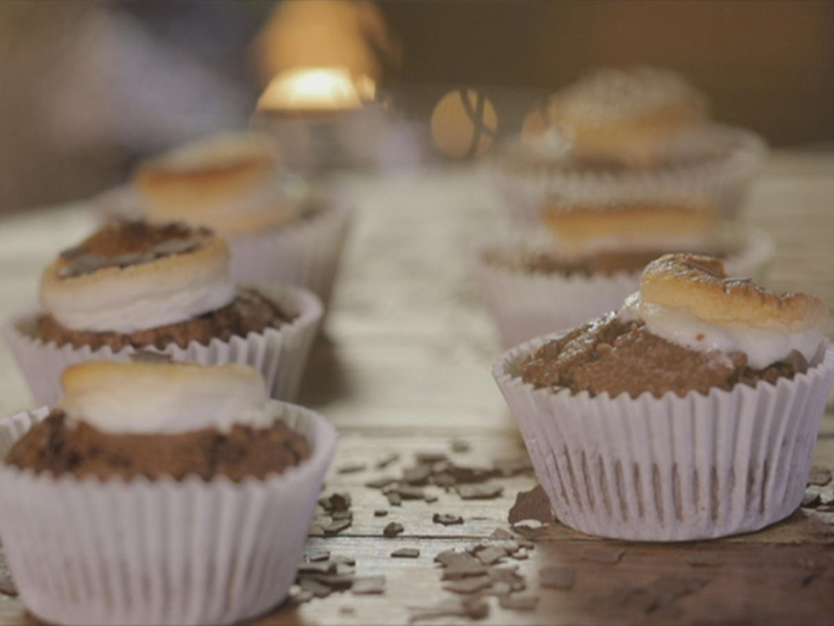 Grieß-Kokos-Muffins mit Marshmallow-Topping und Preiselbeeren - Rezept - Bild Nr. 2