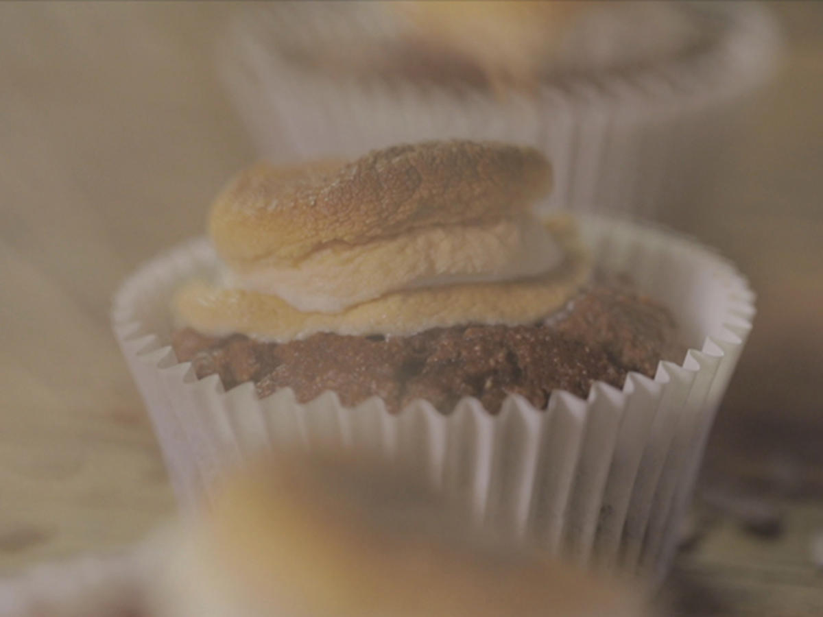 Grieß-Kokos-Muffins mit Marshmallow-Topping und Preiselbeeren - Rezept - Bild Nr. 3