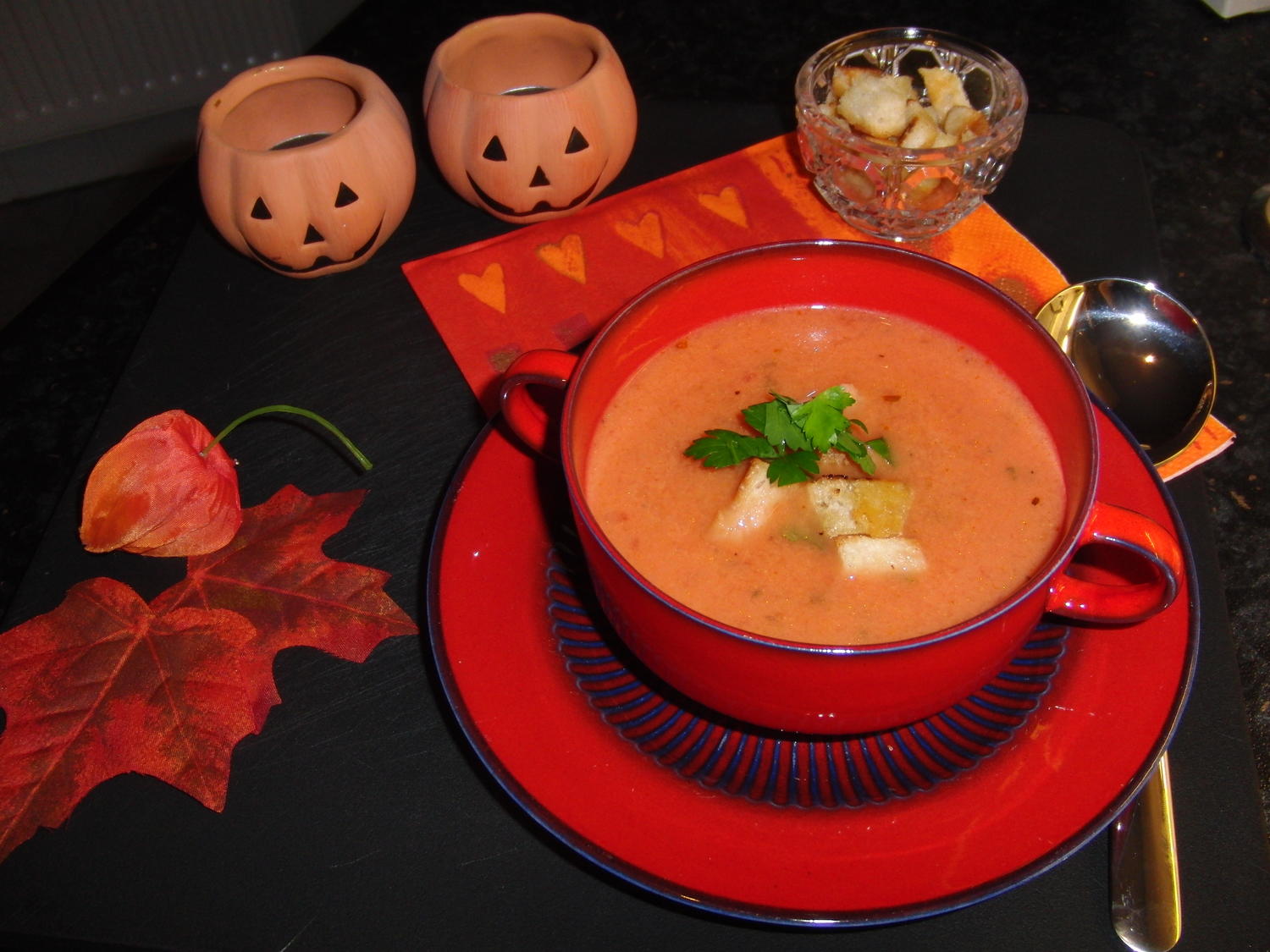 TOMATENCREMESUPPE mit selbstgemachten Croûtons - Rezept mit Bild ...