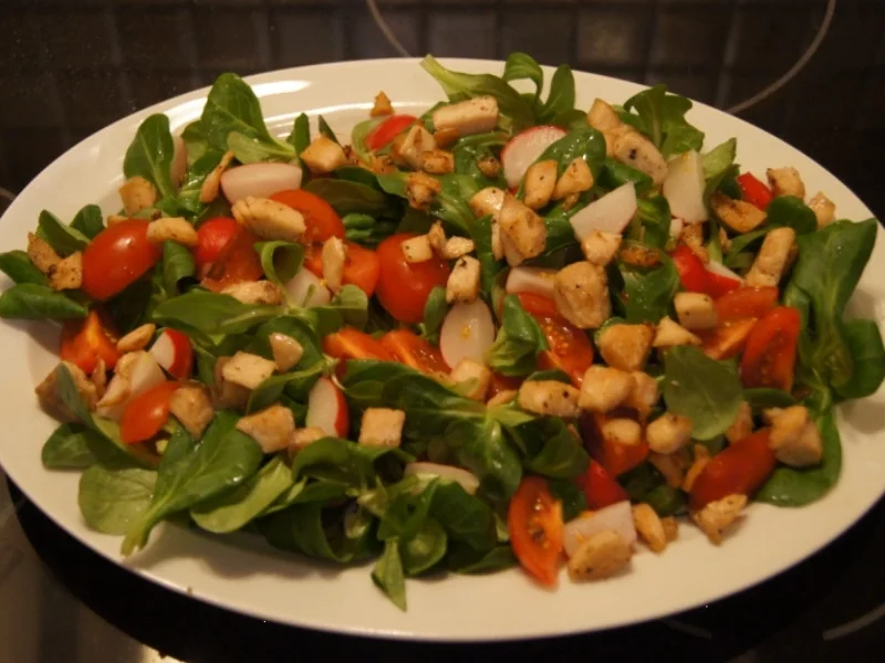 Rezept: Feldsalat mit Rispentomaten, Radieschen und Wildlachsfilet Bild Nr. 2 Feldsalat mit Rispentomaten, Radieschen und Wildlachsfilet - Rezept - Bild Nr. 2