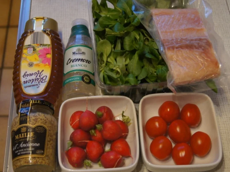 Rezept: Feldsalat mit Rispentomaten, Radieschen und Wildlachsfilet Bild Nr. 3 Feldsalat mit Rispentomaten, Radieschen und Wildlachsfilet - Rezept - Bild Nr. 3
