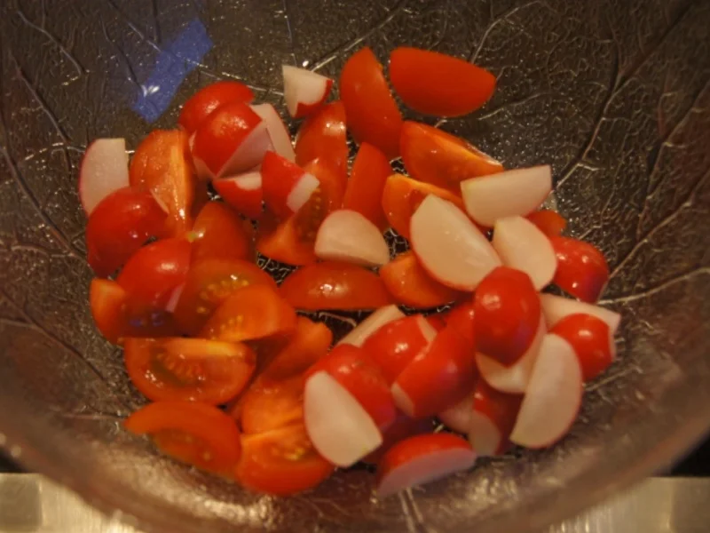 Rezept: Feldsalat mit Rispentomaten, Radieschen und Wildlachsfilet Bild Nr. 4 Feldsalat mit Rispentomaten, Radieschen und Wildlachsfilet - Rezept - Bild Nr. 4