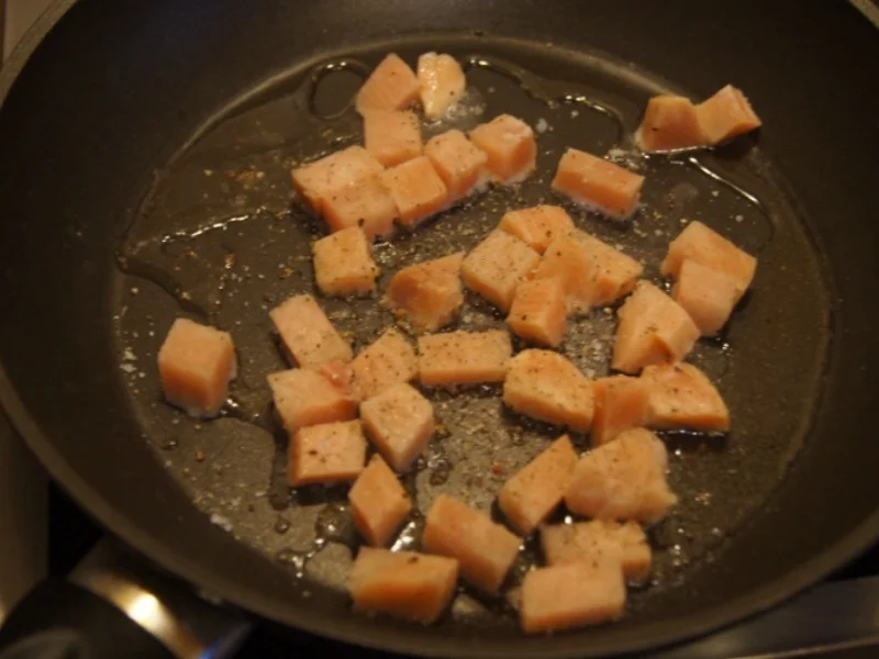 Rezept: Feldsalat mit Rispentomaten, Radieschen und Wildlachsfilet Bild Nr. 6 Feldsalat mit Rispentomaten, Radieschen und Wildlachsfilet - Rezept - Bild Nr. 6