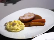 Rezept: Mit Ahornsirup glasierter Spanferkelbraten an Trรผffelkartoffelpรผree Bild Nr. 2 Mit Ahornsirup glasierter Spanferkelbraten an Trรผffelkartoffelpรผree - Rezept - Bild Nr. 2