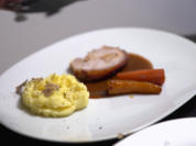 Mit Ahornsirup glasierter Spanferkelbraten an Trüffelkartoffelpüree - Rezept - Bild Nr. 2