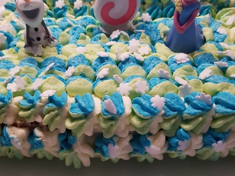 Rezept: Viki`s Geburtstagstorte 2018 (ist eine Elsa oder Frozen Torte) Bild Nr. 6667 Viki`s Geburtstagstorte 2018 (ist eine Elsa oder Frozen Torte) - Rezept - Bild Nr. 6667