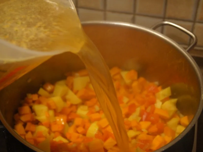 Rezept: Kürbis-Gemüse-Eintopf mit Schinkenwürfeln Bild Nr. 6671 Kürbis-Gemüse-Eintopf mit Schinkenwürfeln - Rezept - Bild Nr. 6671