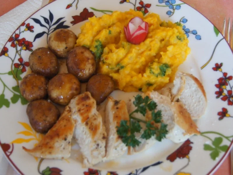 Hähnchenbrustfilet mit Kürbis-Sellerie-Stampf und Champignons - Rezept - Bild Nr. 6702