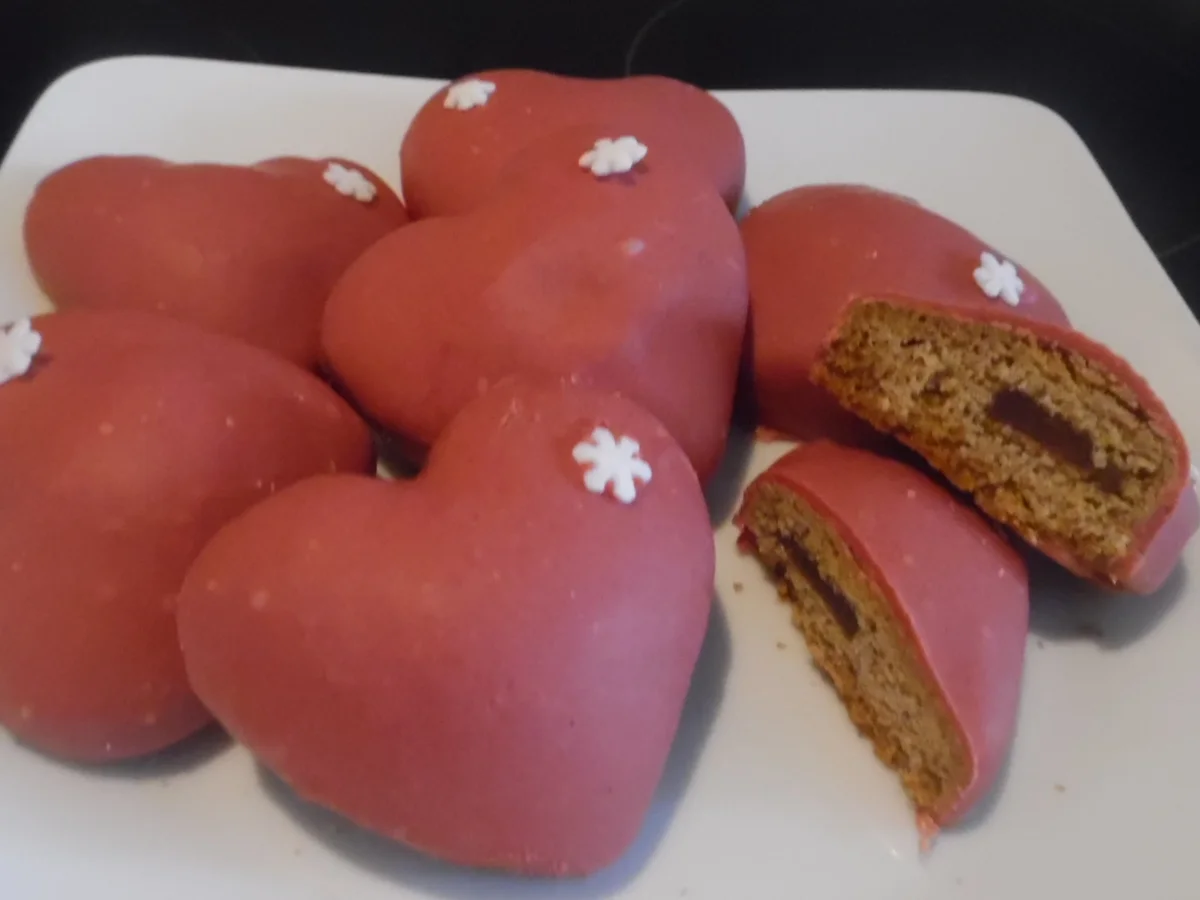 Lebkuchenherzen gefüllt mit rotem Schokoladenguss - Rezept - Bild Nr. 6681