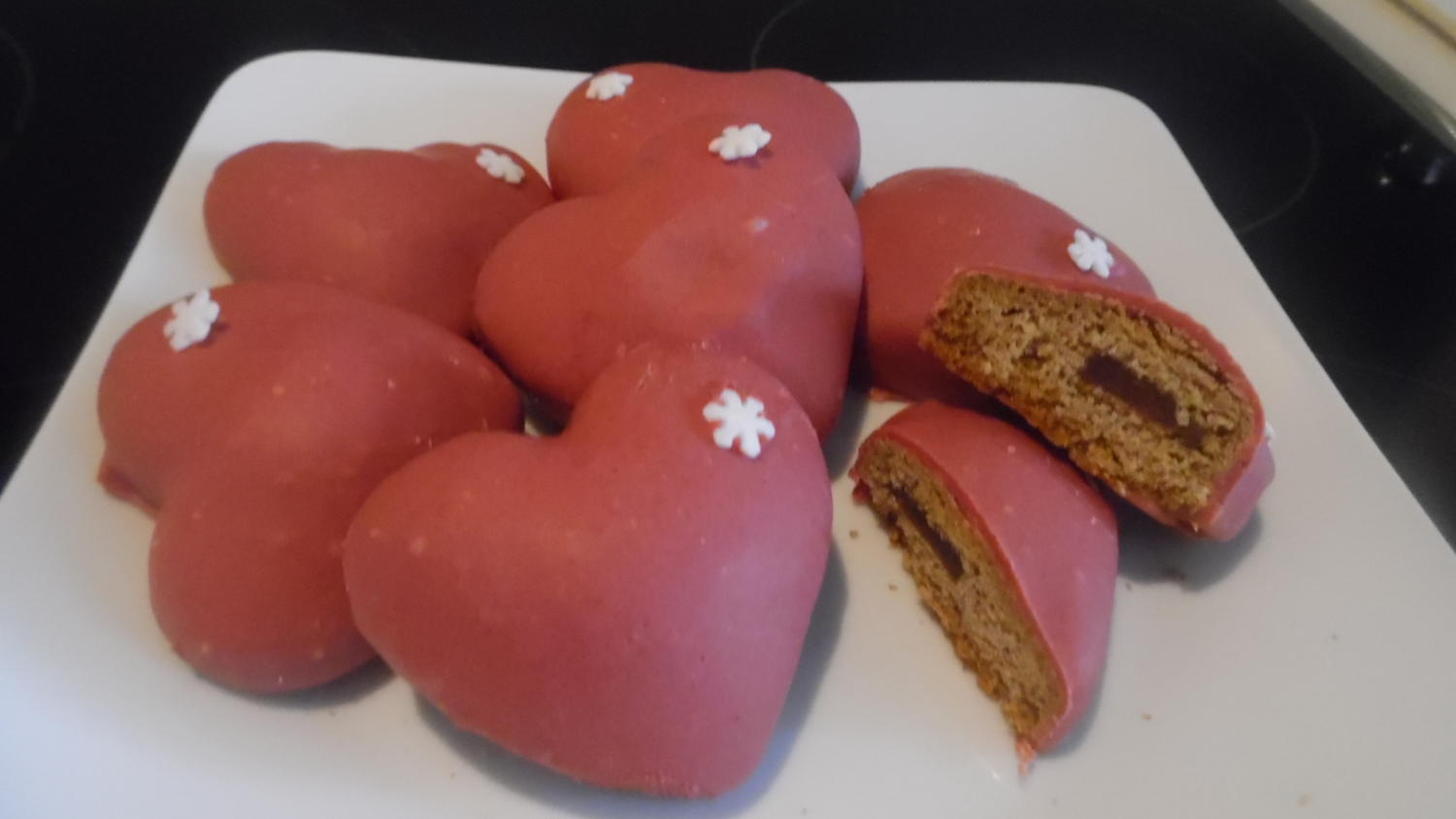 Lebkuchenherzen gefüllt mit rotem Schokoladenguss - Rezept - kochbar.de