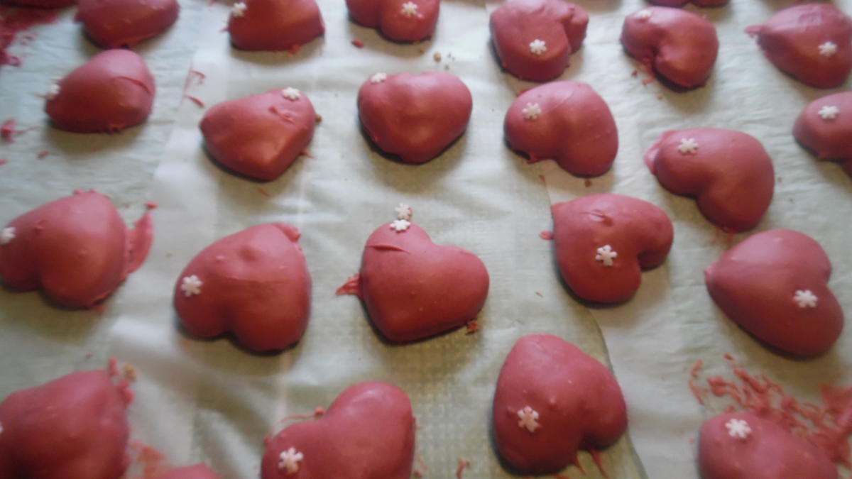 Lebkuchenherzen gefüllt mit rotem Schokoladenguss - Rezept - Bild Nr. 6682