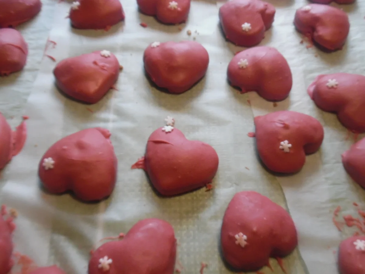 Lebkuchenherzen gefüllt mit rotem Schokoladenguss - Rezept - Bild Nr. 6682