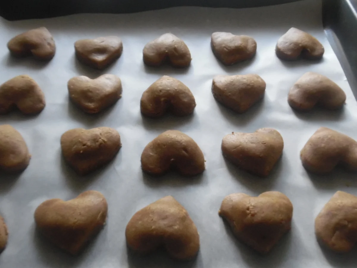 Lebkuchenherzen gefüllt mit rotem Schokoladenguss - Rezept - Bild Nr. 6685