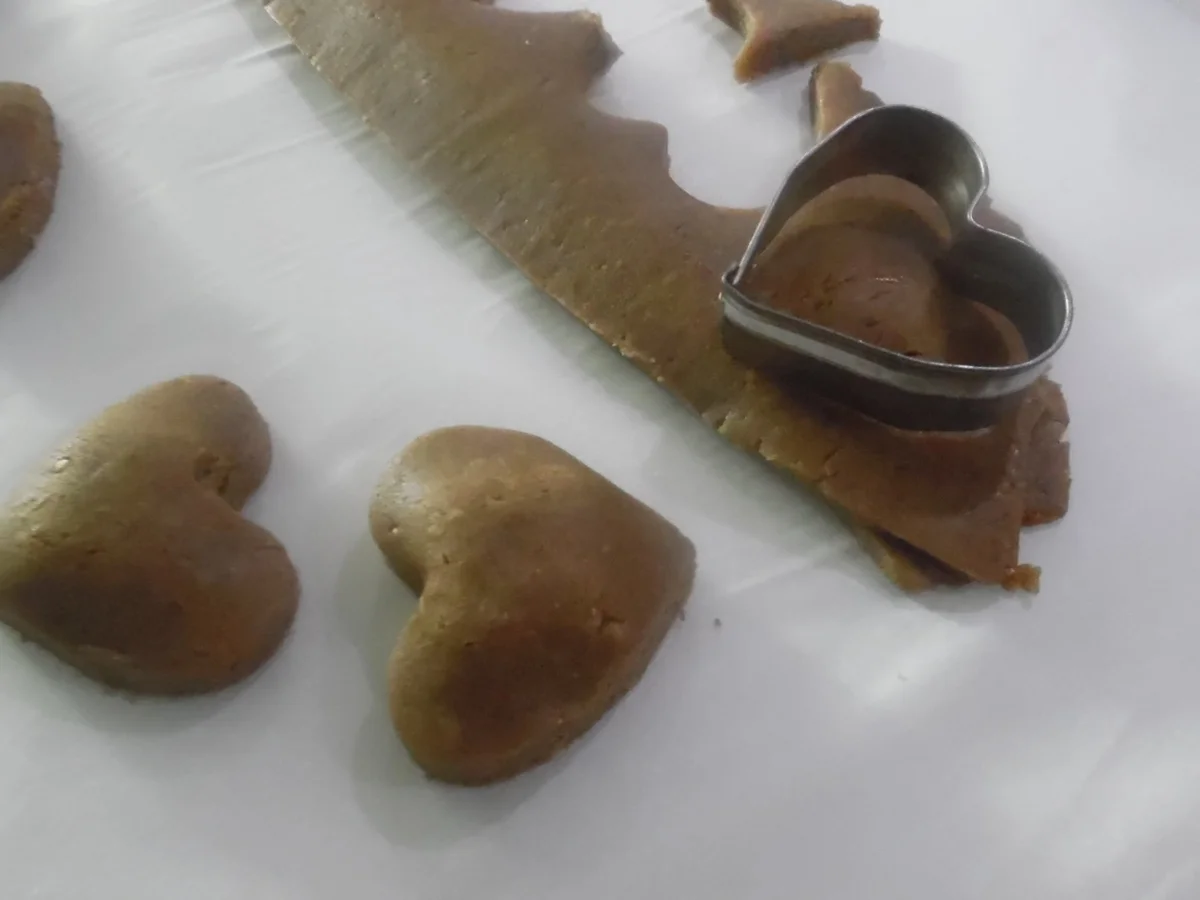 Lebkuchenherzen gefüllt mit rotem Schokoladenguss - Rezept - Bild Nr. 6689