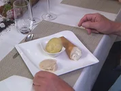 Rezept: Neujahrswaffeln mit Sahnecreme, gedämpfter Hefeteig mit Vanillesoße und Tee-Eis Bild Nr. 2 Neujahrswaffeln mit Sahnecreme, gedämpfter Hefeteig mit Vanillesoße und Tee-Eis - Rezept - Bild Nr. 2