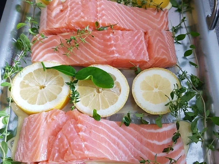 Lachsfilet mit Salat und Pastinakenpürree - Rezept - Bild Nr. 6696
