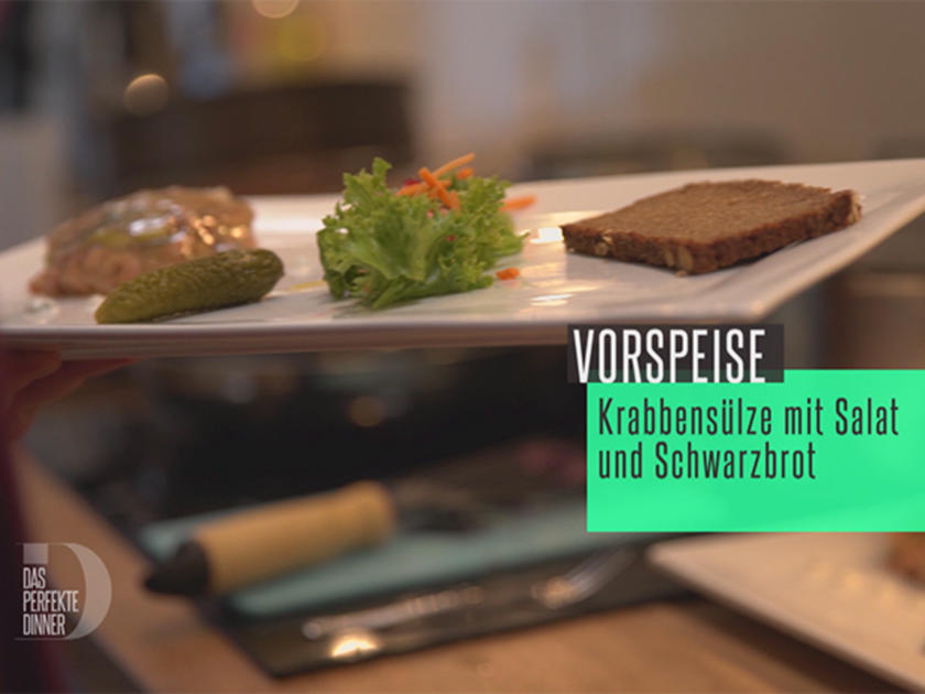 Krabbensülze mit Frankfurter Soße, Schwarzbrot und frischem Salat ...