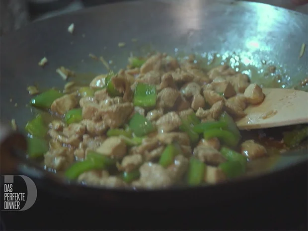 Rezept: Im Wok gerührtes Schweinefleisch mit Zimt, Muskatnuss an Pilzen dazu Hähnchen Da-Chien Bild Nr. 6715 Im Wok gerührtes Schweinefleisch mit Zimt, Muskatnuss an Pilzen dazu Hähnchen Da-Chien - Rezept - Bild Nr. 6715