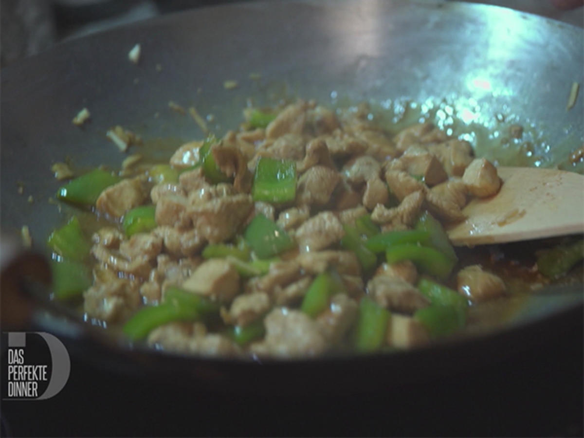 Im Wok gerührtes Schweinefleisch mit Zimt, Muskatnuss an Pilzen dazu ...