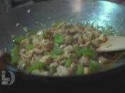 Im Wok gerührtes Schweinefleisch mit Zimt, Muskatnuss an Pilzen dazu Hähnchen Da-Chien - Rezept - Bild Nr. 6715
