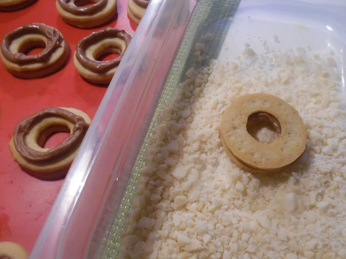 Rezept: Macadamia-Nougat-Kringel Bild Nr. 6723 Macadamia-Nougat-Kringel - Rezept - Bild Nr. 6723