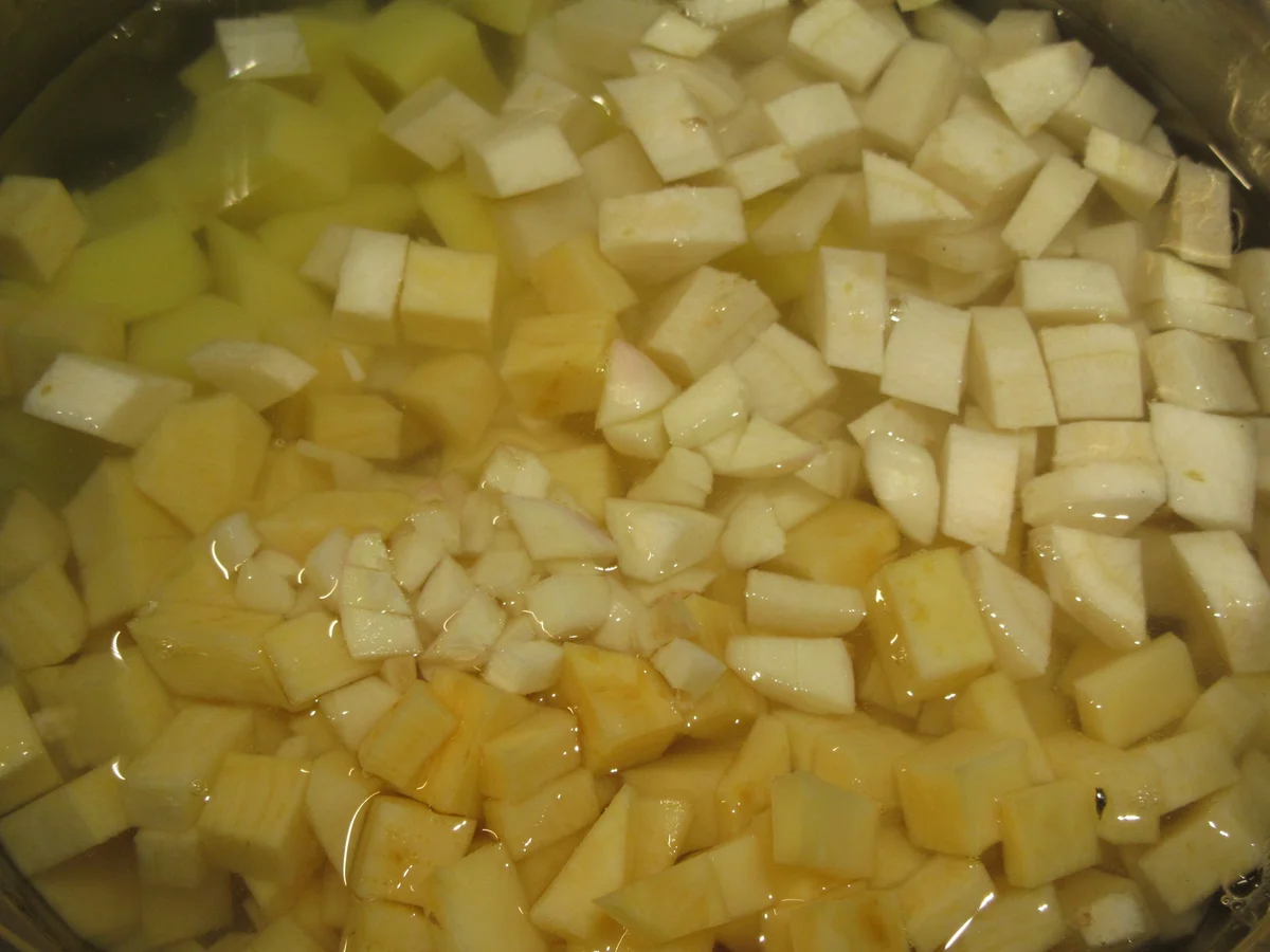 Rezept: Fisch: Seesaibling mit Krebsfleischsoße und Wurzelpüree Bild Nr. 6724 Fisch: Seesaibling mit Krebsfleischsoße und Wurzelpüree - Rezept - Bild Nr. 6724