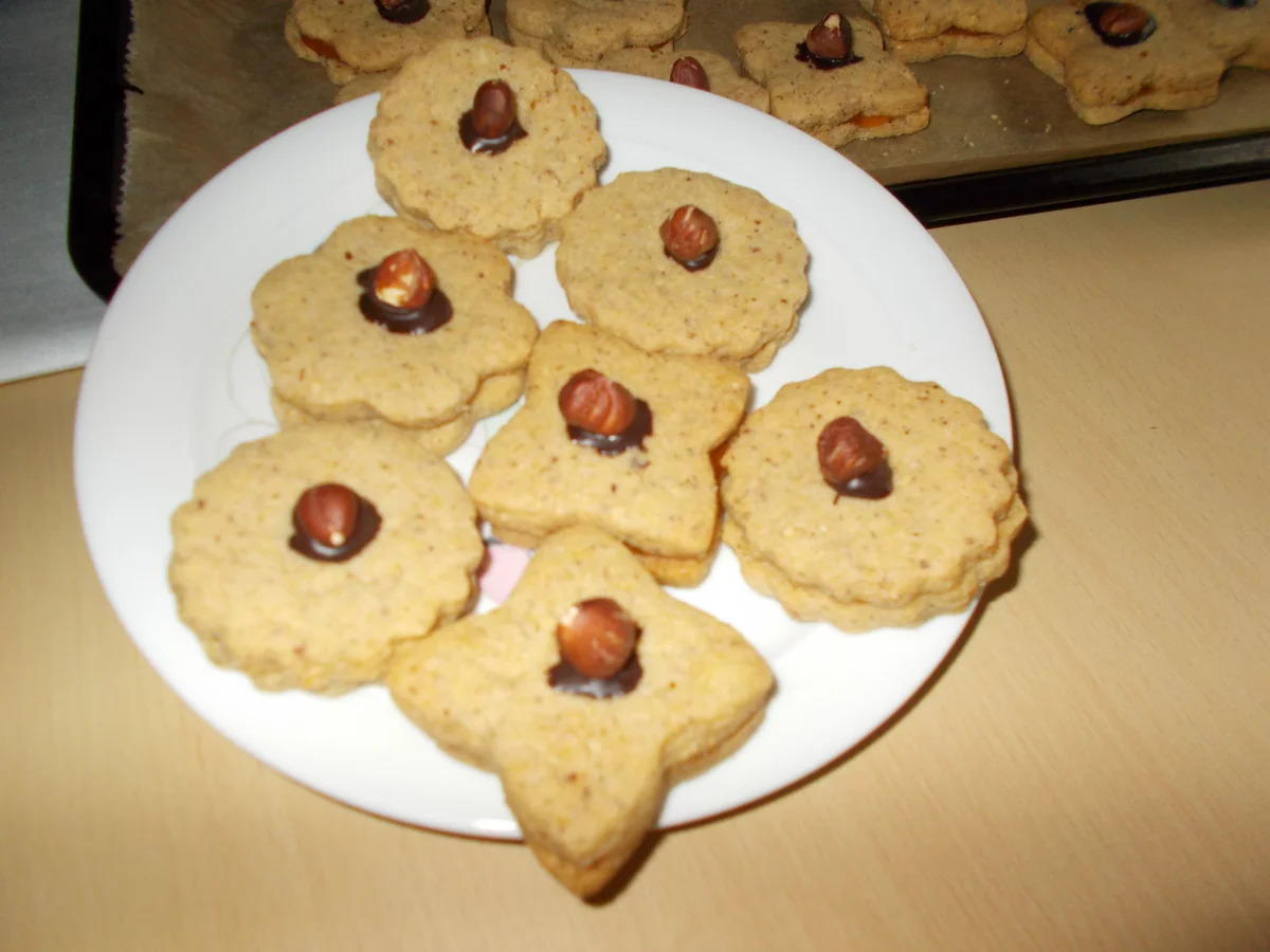Rezept: HASELNUSS-PLÄTZCHEN mit Aprikosenmarmelade Bild Nr. 6733 HASELNUSS-PLÄTZCHEN mit Aprikosenmarmelade - Rezept - Bild Nr. 6733