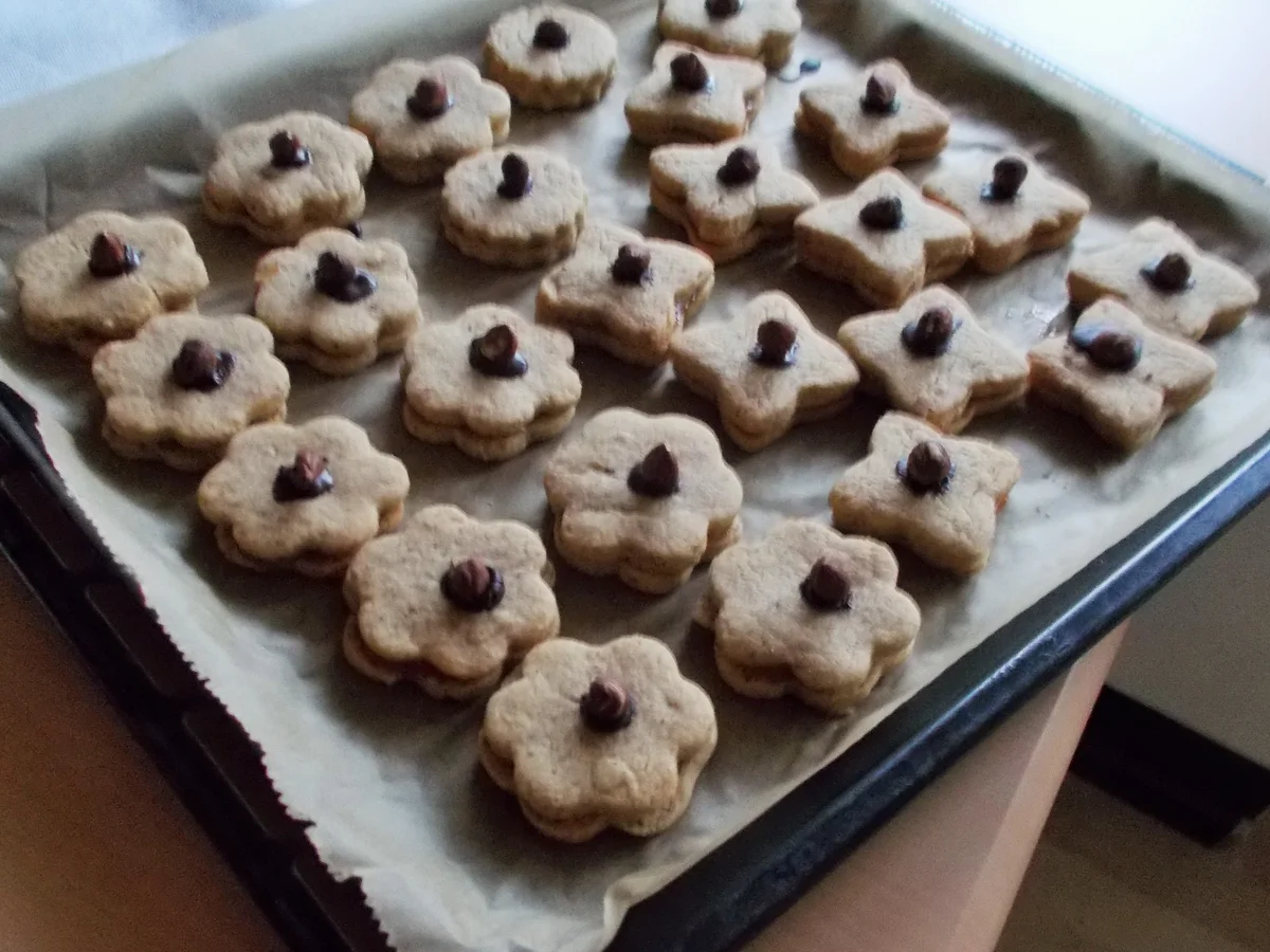 Rezept: HASELNUSS-PLÄTZCHEN mit Aprikosenmarmelade Bild Nr. 6737 HASELNUSS-PLÄTZCHEN mit Aprikosenmarmelade - Rezept - Bild Nr. 6737