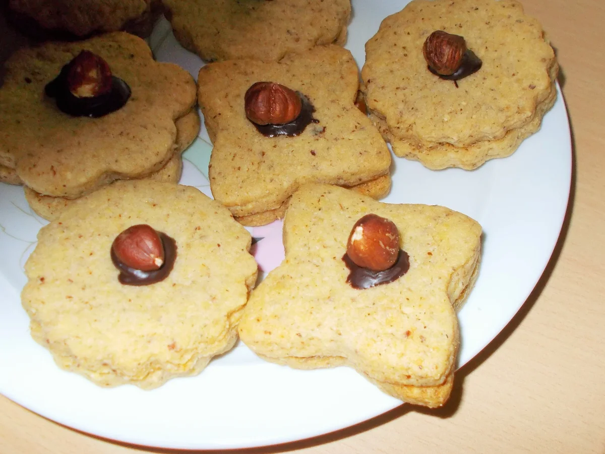 Rezept: HASELNUSS-PLÄTZCHEN mit Aprikosenmarmelade Bild Nr. 6738 HASELNUSS-PLÄTZCHEN mit Aprikosenmarmelade - Rezept - Bild Nr. 6738