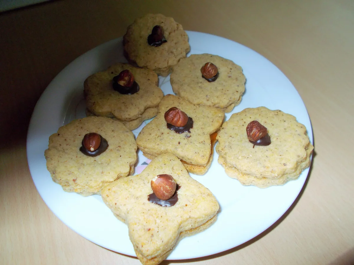 Rezept: HASELNUSS-PLÄTZCHEN mit Aprikosenmarmelade Bild Nr. 6740 HASELNUSS-PLÄTZCHEN mit Aprikosenmarmelade - Rezept - Bild Nr. 6740