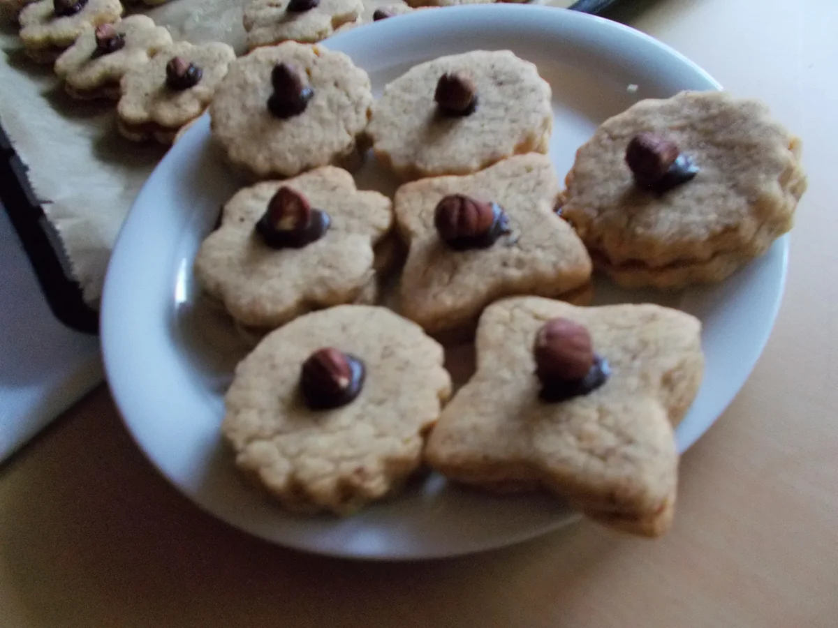 Rezept: HASELNUSS-PLÄTZCHEN mit Aprikosenmarmelade Bild Nr. 6741 HASELNUSS-PLÄTZCHEN mit Aprikosenmarmelade - Rezept - Bild Nr. 6741