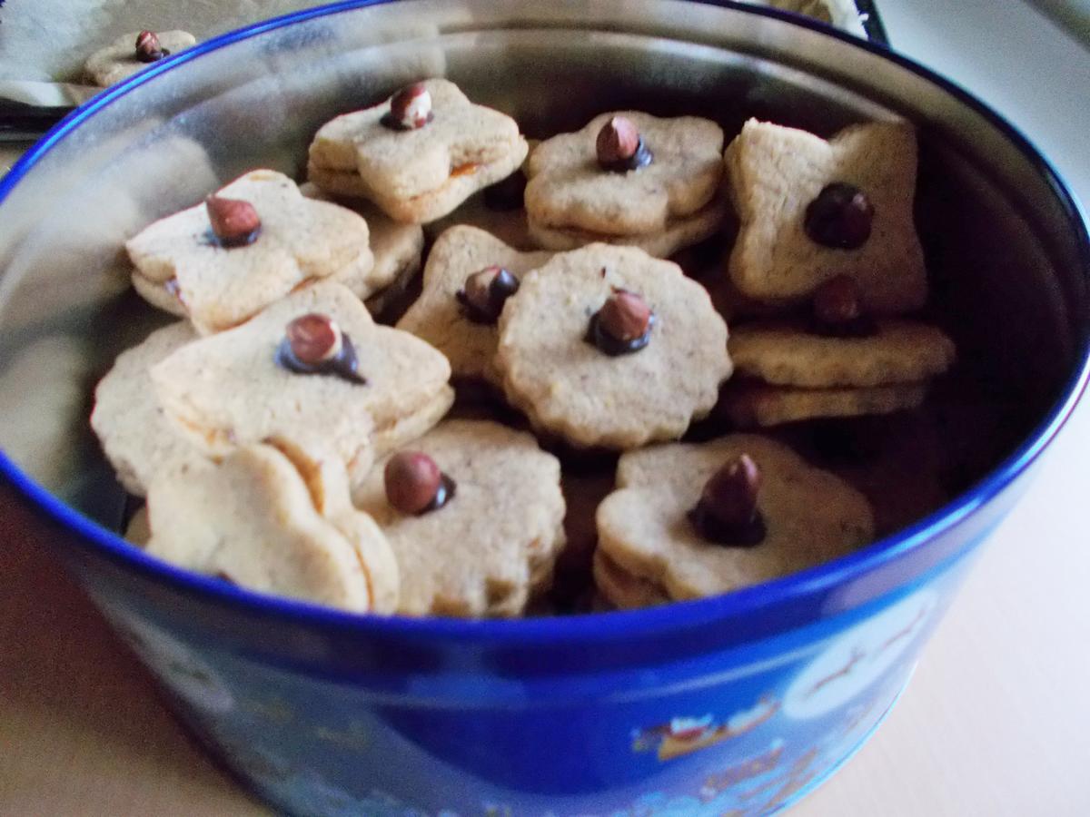 HASELNUSS-PLÄTZCHEN mit Aprikosenmarmelade - Rezept - Bild Nr. 6742