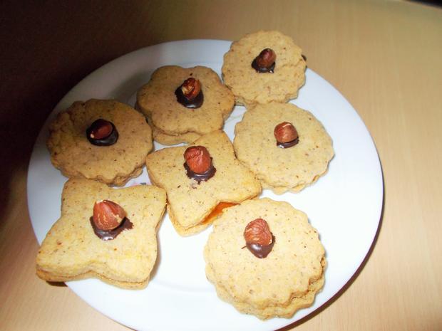HASELNUSS-PLÄTZCHEN mit Aprikosenmarmelade - Rezept - kochbar.de