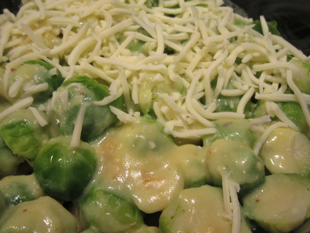 Auflauf: Schupfnudelauflauf mit Rosenkohl und Honig-Senf-Bechamel-Soße - Rezept - Bild Nr. 6746